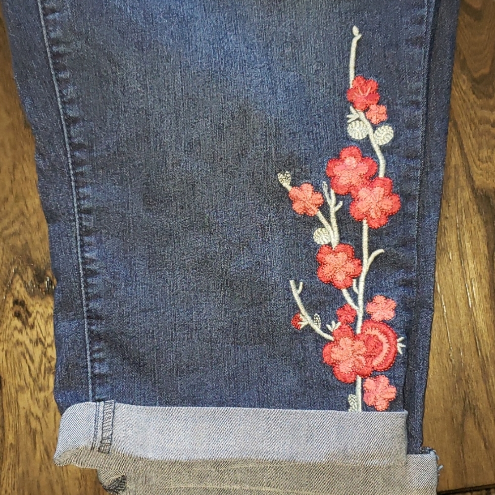 New D. Jeans Floral Embroidered Denim Capri Pant